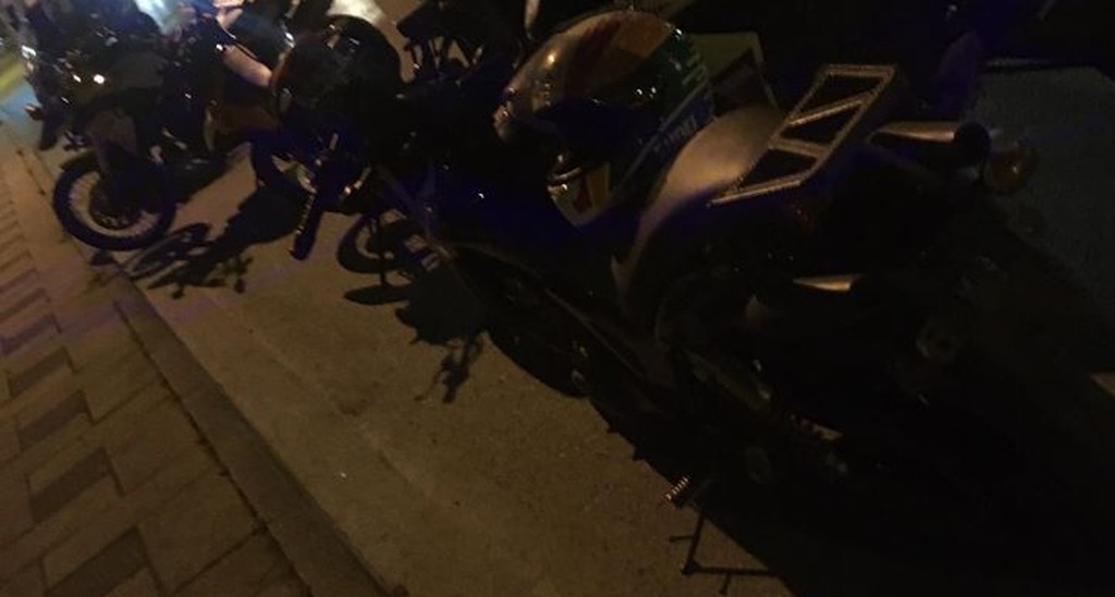 Yolda Motosikletinin Plakasını Düşürdü, Aradı ve Buldu Ama Ceza Yedi