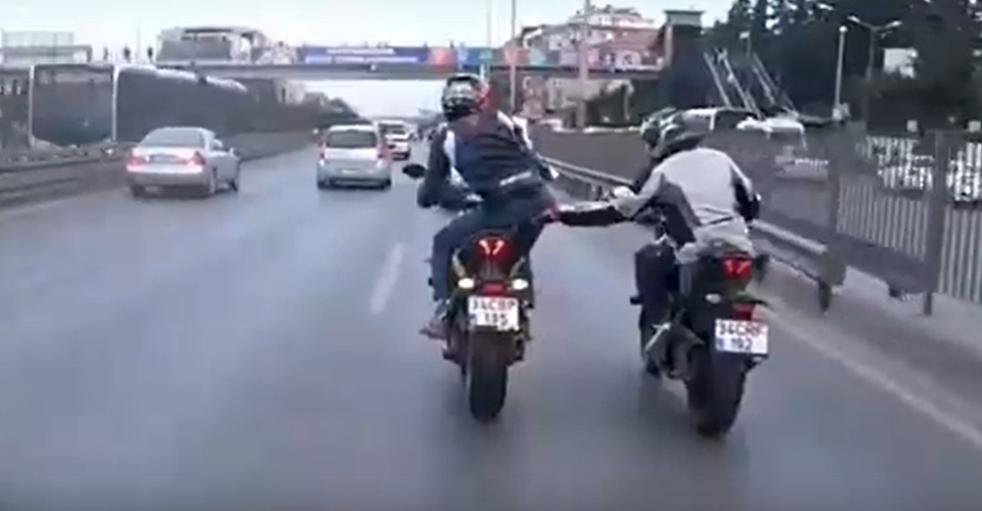 Motosikletliler bildiğiniz gibi değil, Yolda garip hareketler
