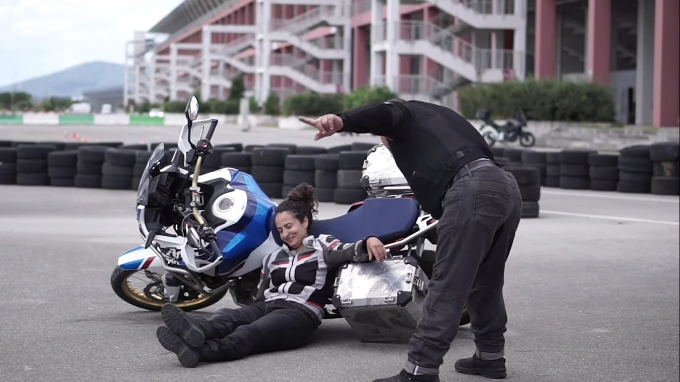 DÜŞEN MOTOSİKLET NASIL KALDIRILIR?