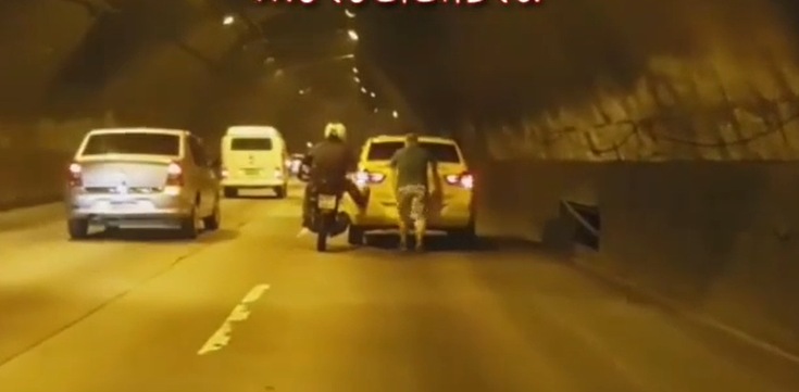 Yolda kalan arabaya motosikletlilerin yardım etmesini izleyin