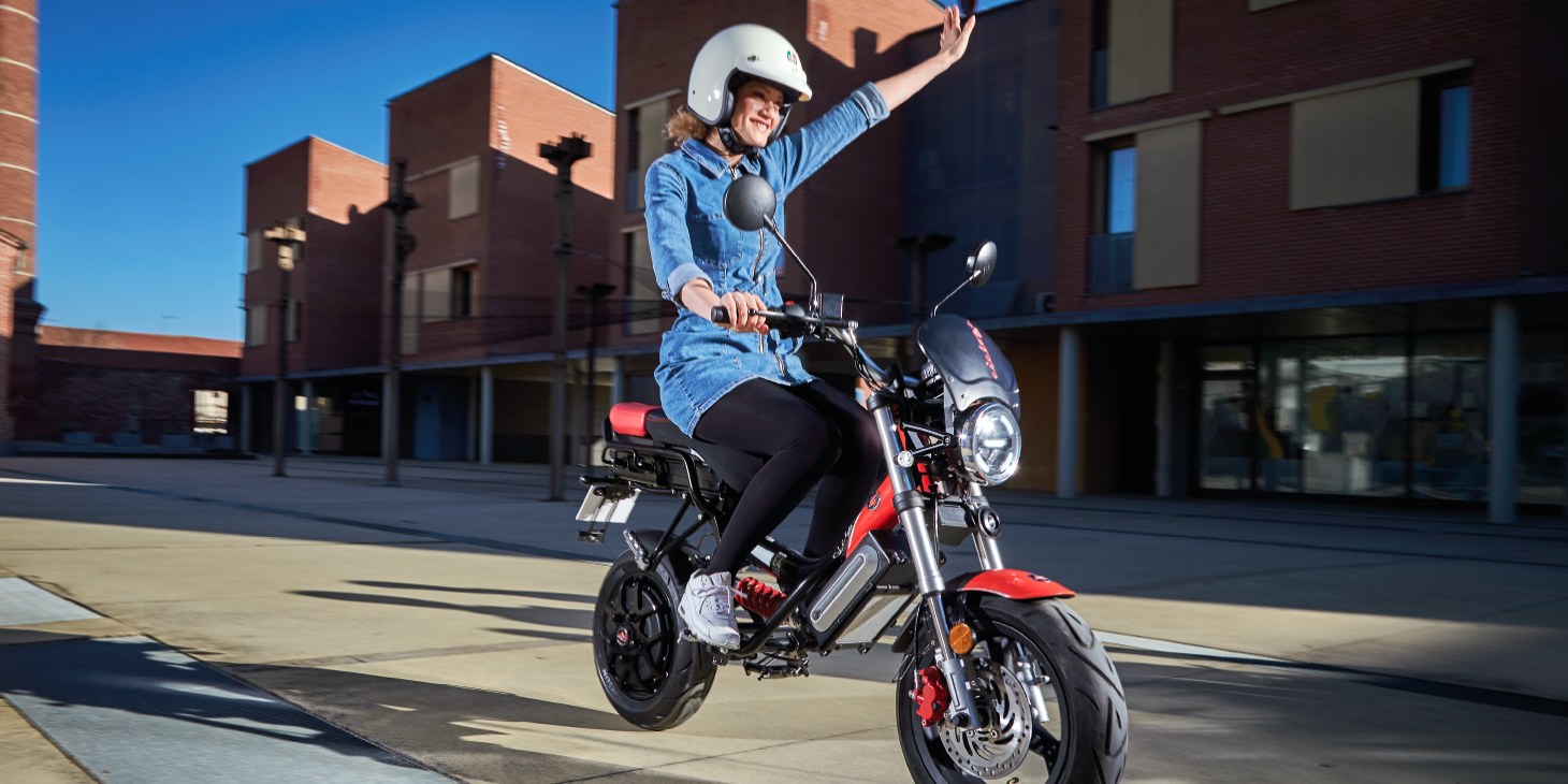 Tarihi İtalyan motosiklet şirketi yeni elektrikli mopedlerinin hız ve gücünü tanıttı