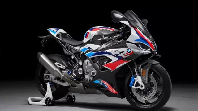 BMW M1000RR Ortaya Çıktı