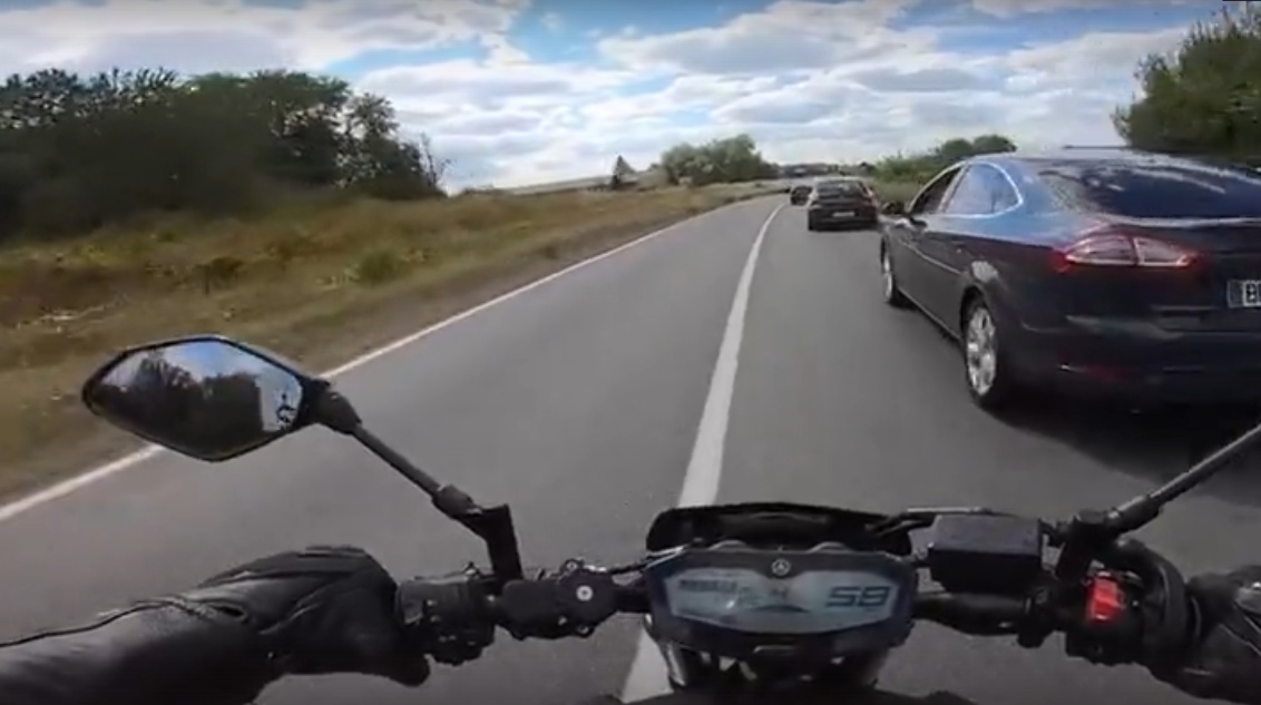 Motosiklete yol veren araçlar şaşırttı