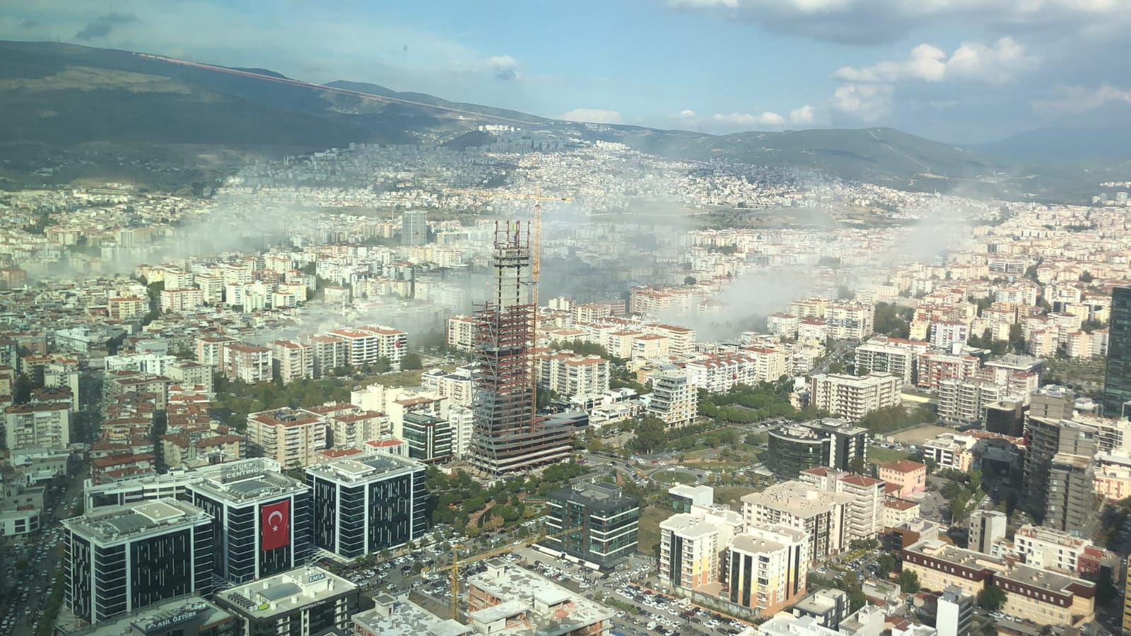 İzmir'de deprem, binalar yıkıldı