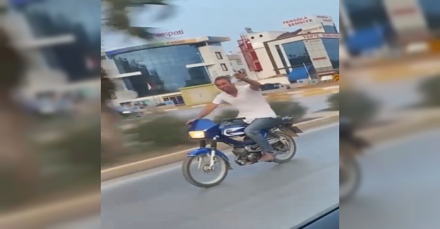 Alkol dolu bardakla trafiğe çıktı.. Kendisini çekenlere ‘şerefe’ dedi