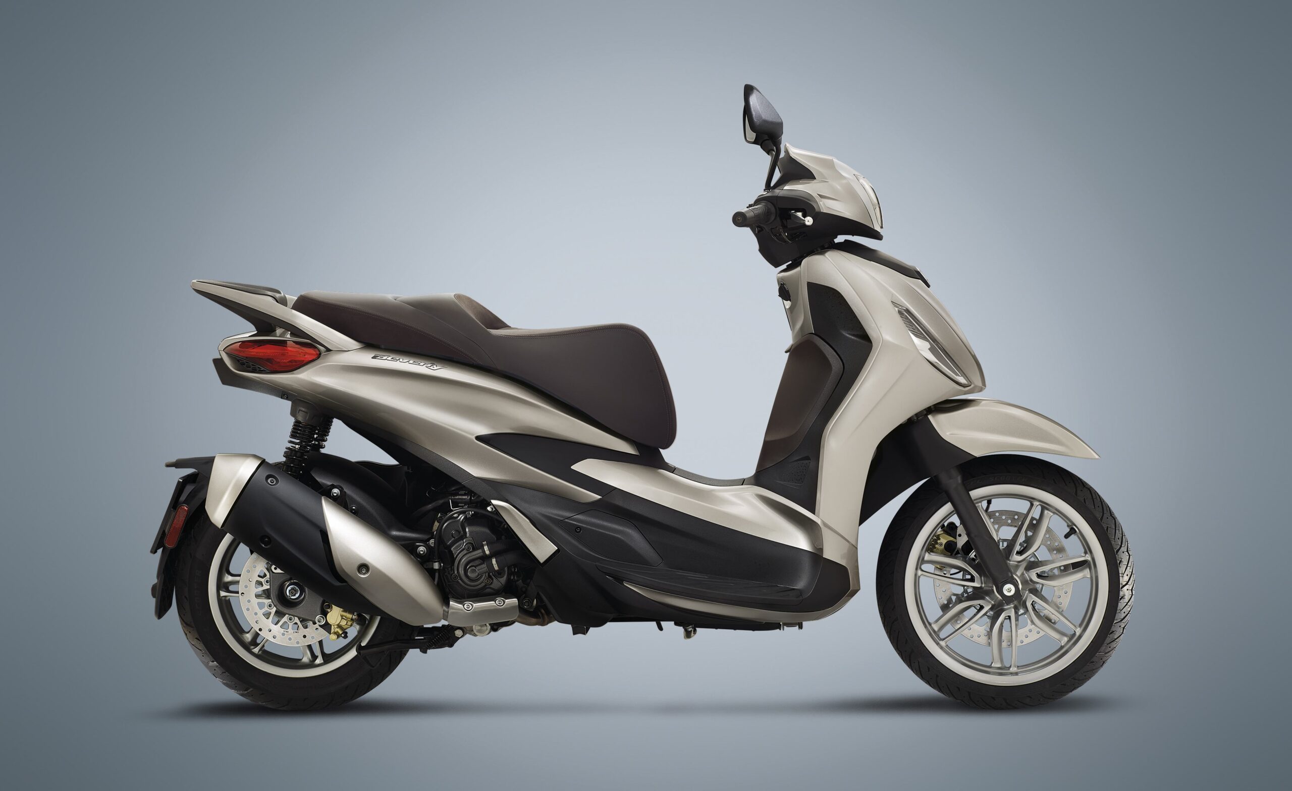 Piaggio Yeni Beverly 300 Ve 400 Scooter'ı Sundu