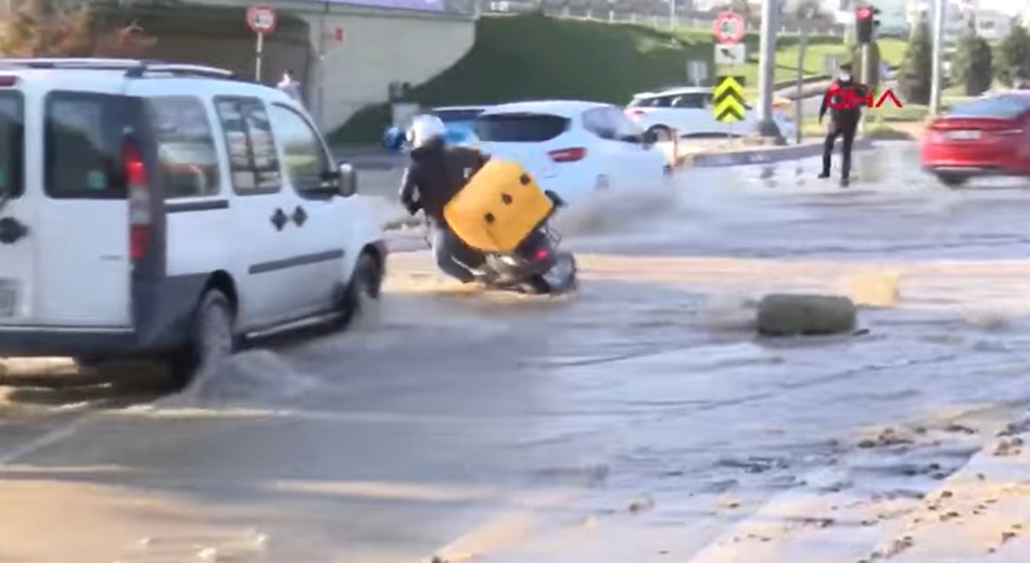 Motorcunun yağmurda düşmesi ve Türk polisinin anında yardıma koşması