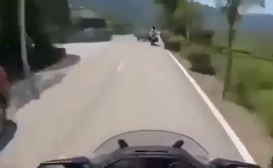 Tehlikeli şekilde yola çıkan araca çarpmaktan son anda kurtuldular