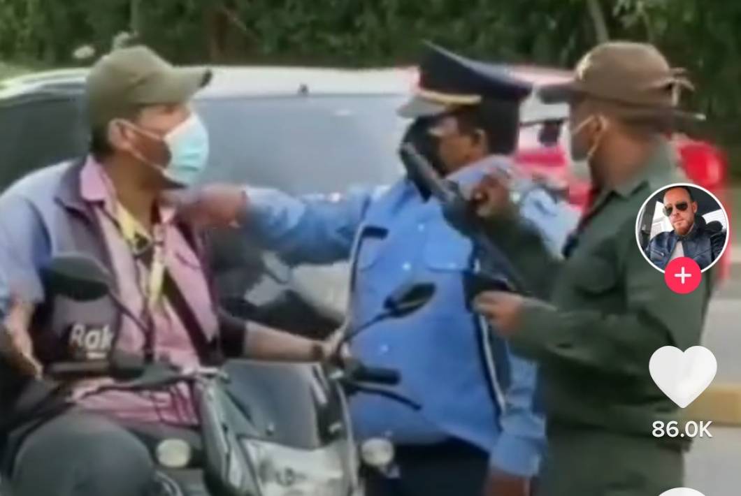 Polis boyuna bakmadan motosikletiyle ileri geri laf atınca