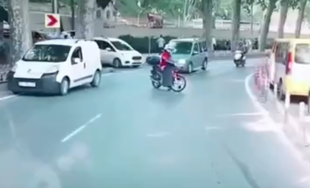 Ambulansa yol açan motorcu