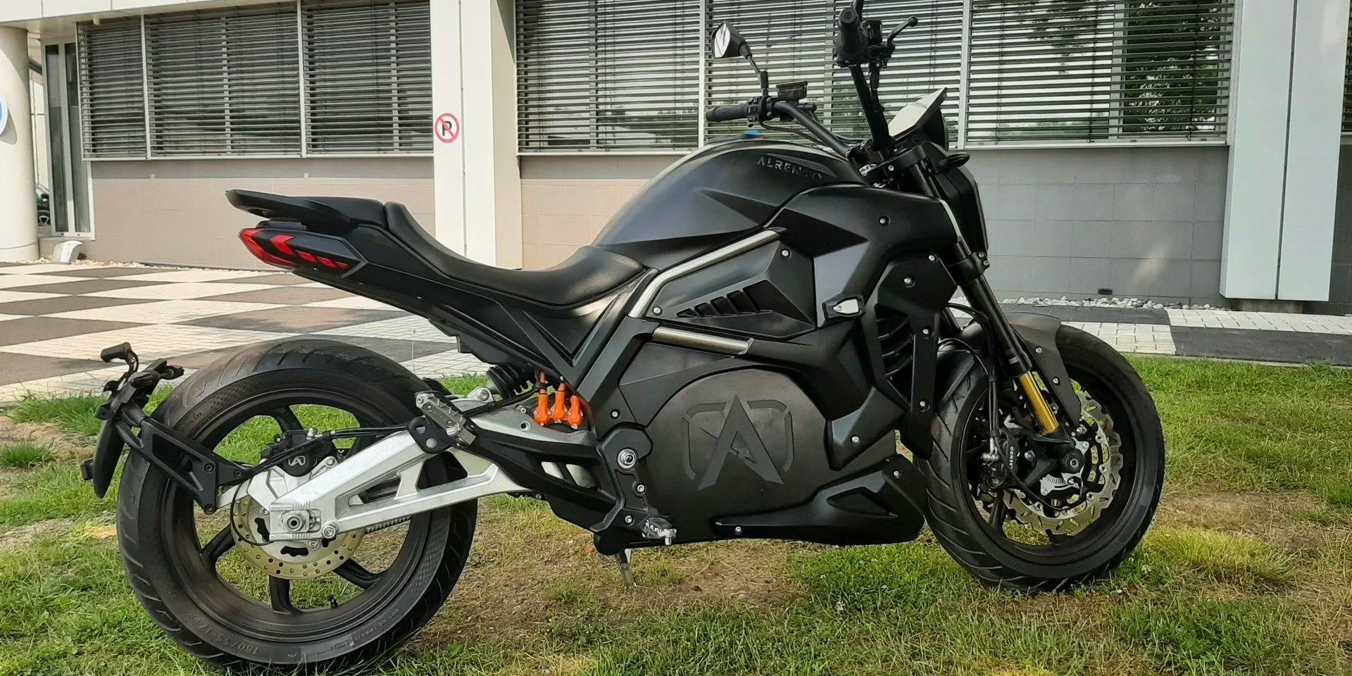 Avrupa'nın en uzun menzilli, ucuz elektrikli motosikleti üretime hazır
