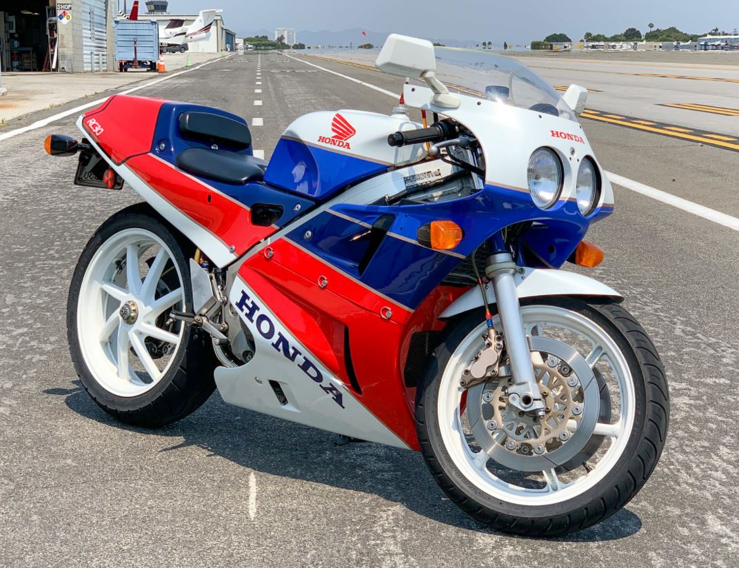 Efsanevi 1990 Honda RC30