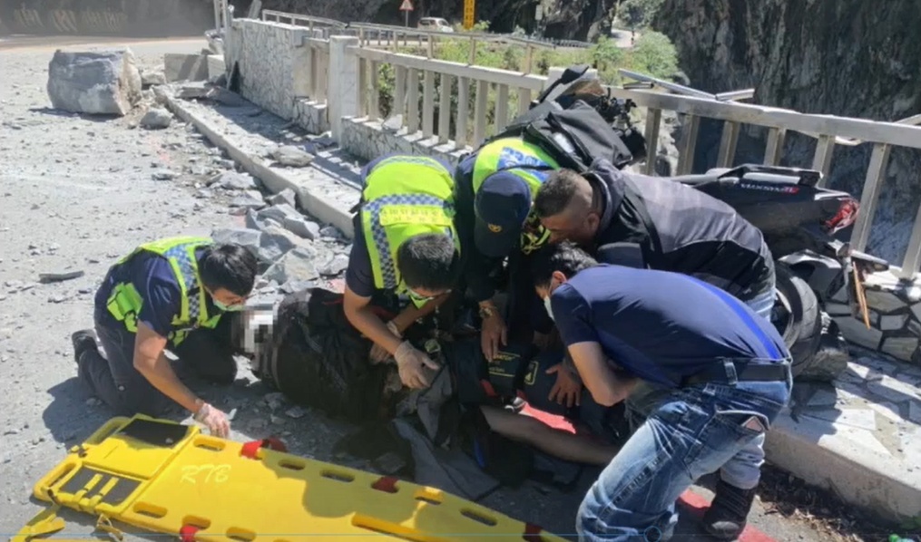 Motosikletlilerin heyelana yakalandığı anı kameraları kaydetti