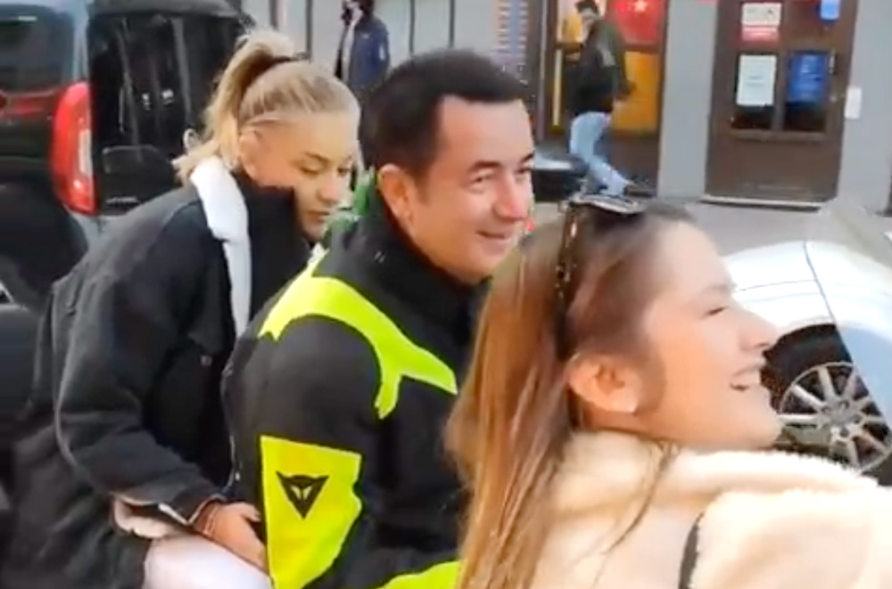 Acun'u motosikletiyle yakalayıp selfie çeken kız