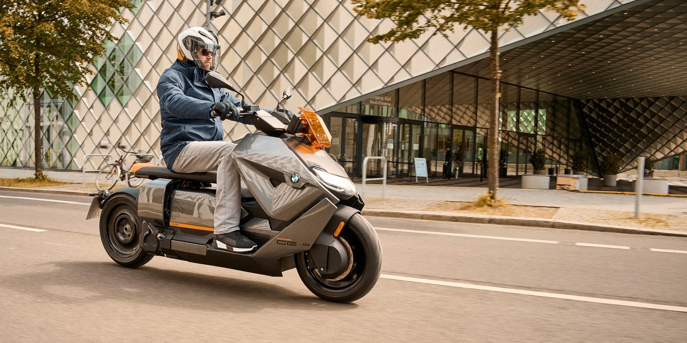 BMW 75 mph CE 04 fütüristik elektrikli motosikletinin üretimine başladı