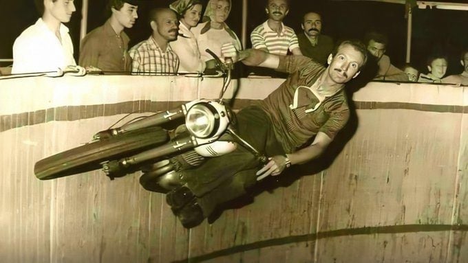 Silindirin içinde pervane gibi dönen motorcular