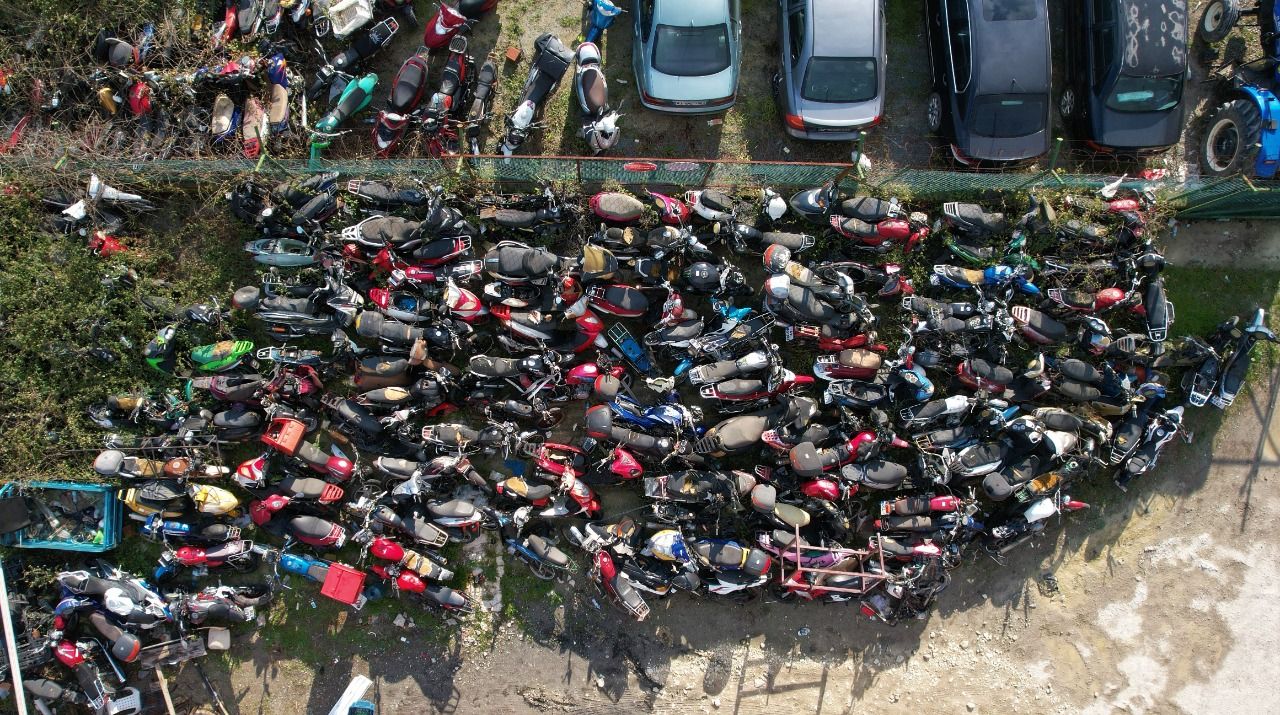 2 bin motosiklet gözler önünde çürüdü