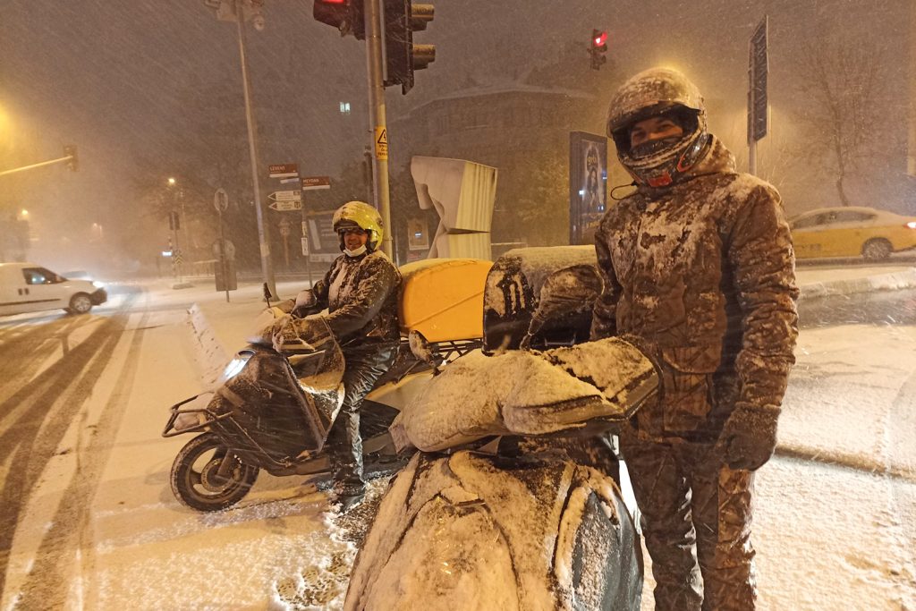 İstanbul'da motokurye ve scooter'a kar yasağı geldi