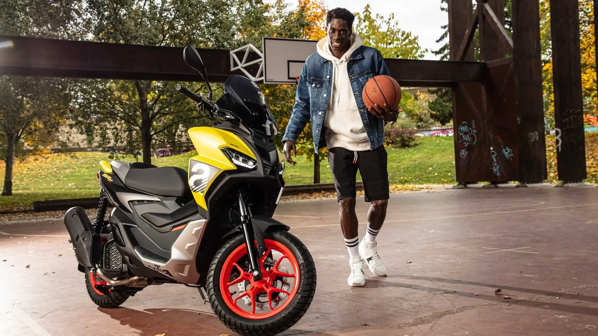 Aprilia, Japonya'da Yeni SR GT 200 Macera Scooter'ını Piyasaya Sürüyor