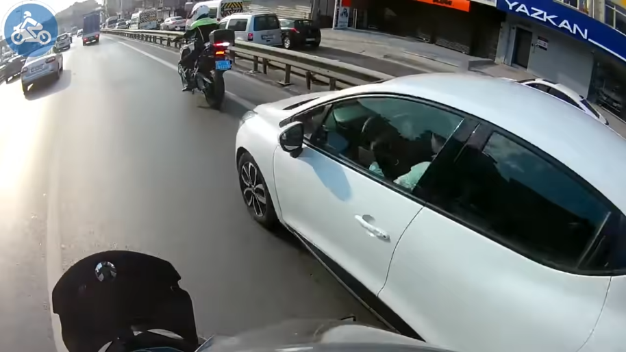 Trafikte Canavarlar - Motorcu Dövüşleri ve Kazalar!