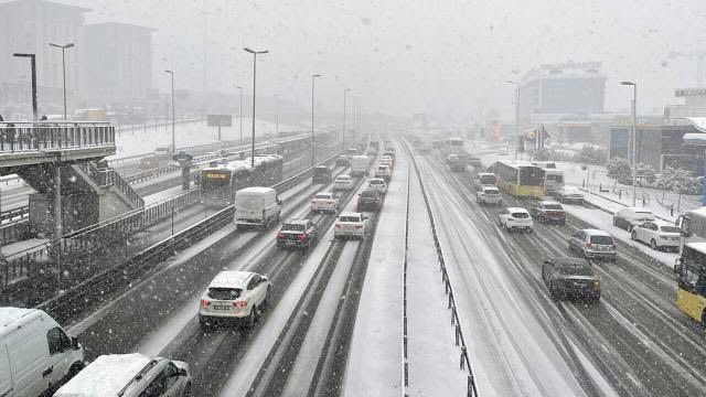 Zorunlu olmadıkça trafiğe çıkmayalım diye uyardı!