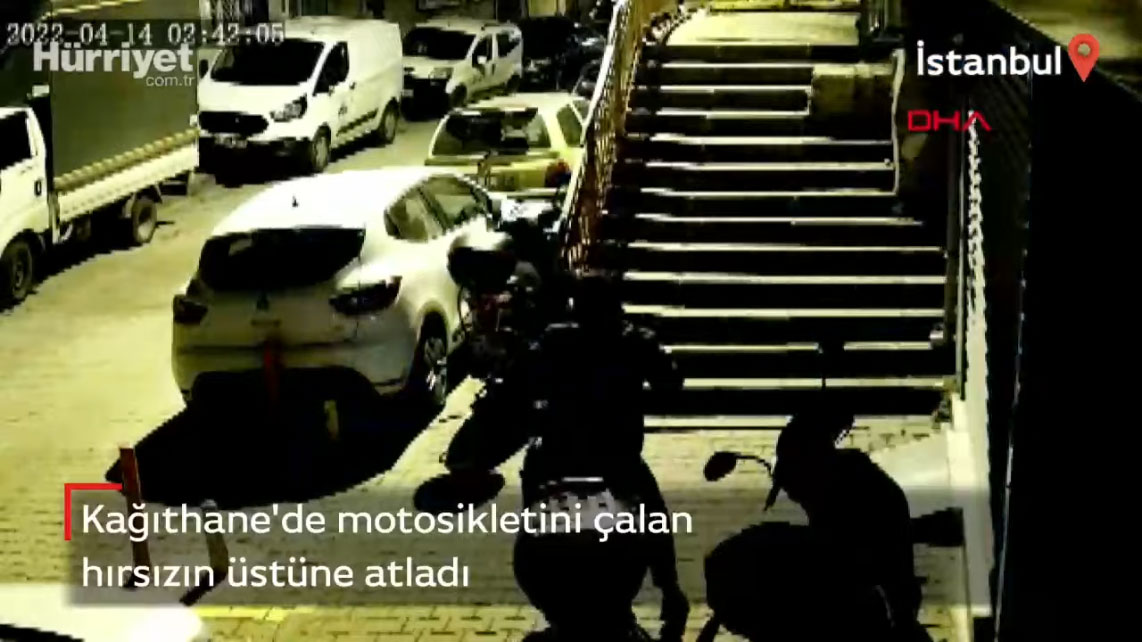 Hırsızın Üstüne Atladı Motosikletini Kurtardı