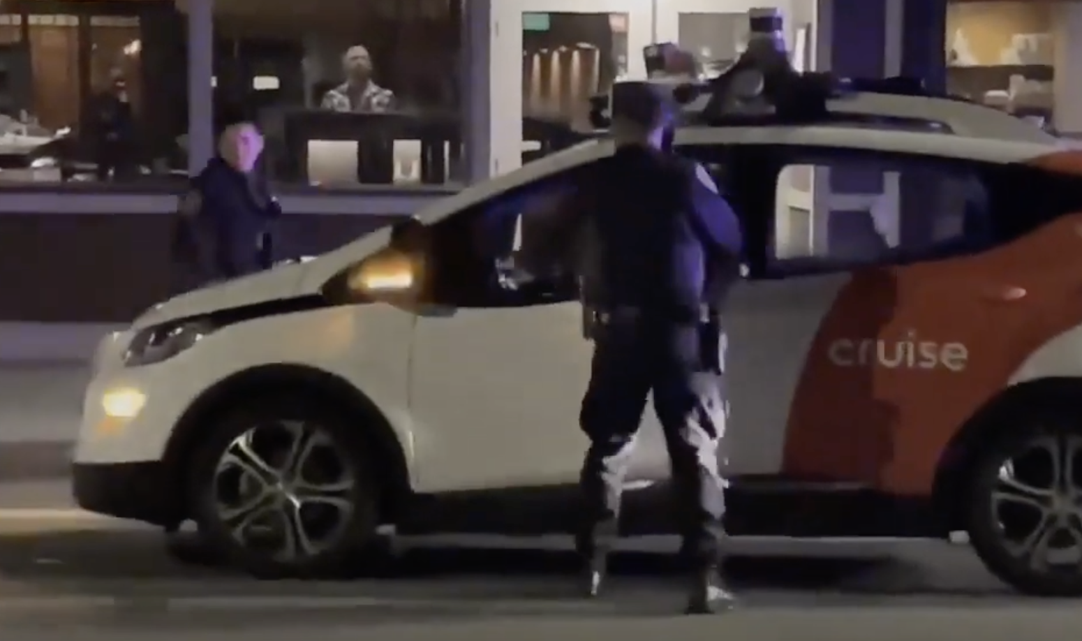 Polislerin Ne Yapacaklarını Bilmedikleri O An!