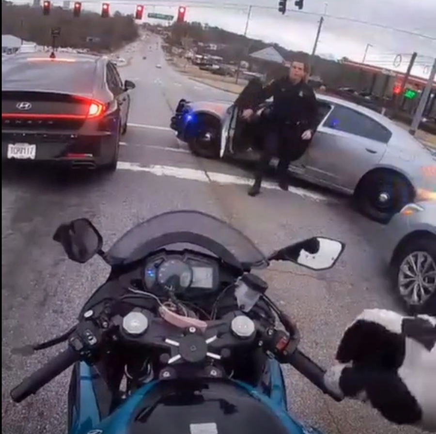 Polis nefretine ve şiddetine maruz kalan bir motosiklet sürücüsü