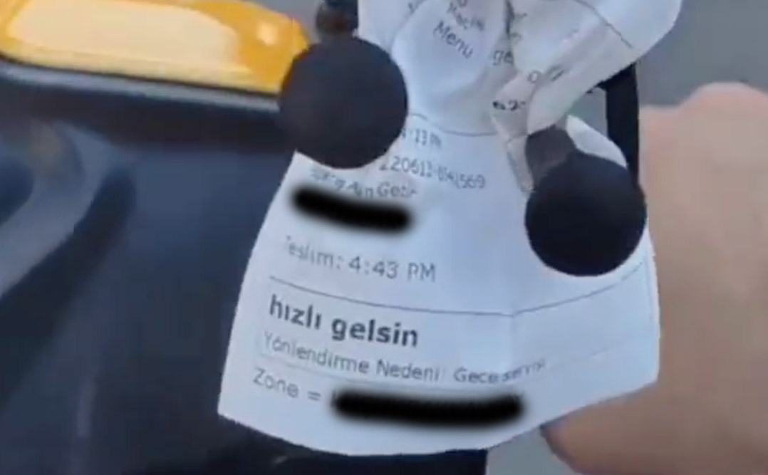 Siparişim HIZLI GELSİN notunu gören bir kurye