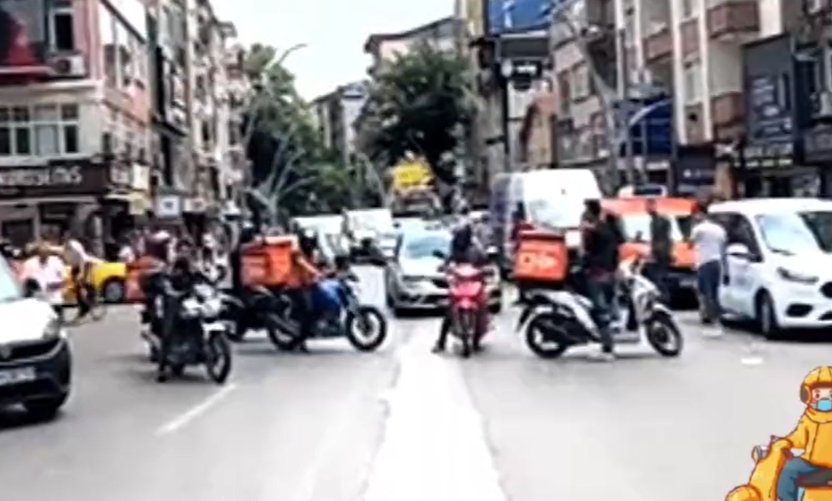 Kuryeler kısa süreliğine yol kapatıp, kornalara basarak zamları protesto ettiler