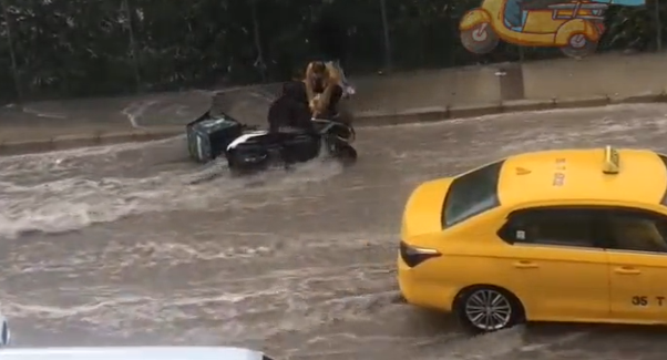 Moto Kuryenin Sağanakta Sürükleme Anı