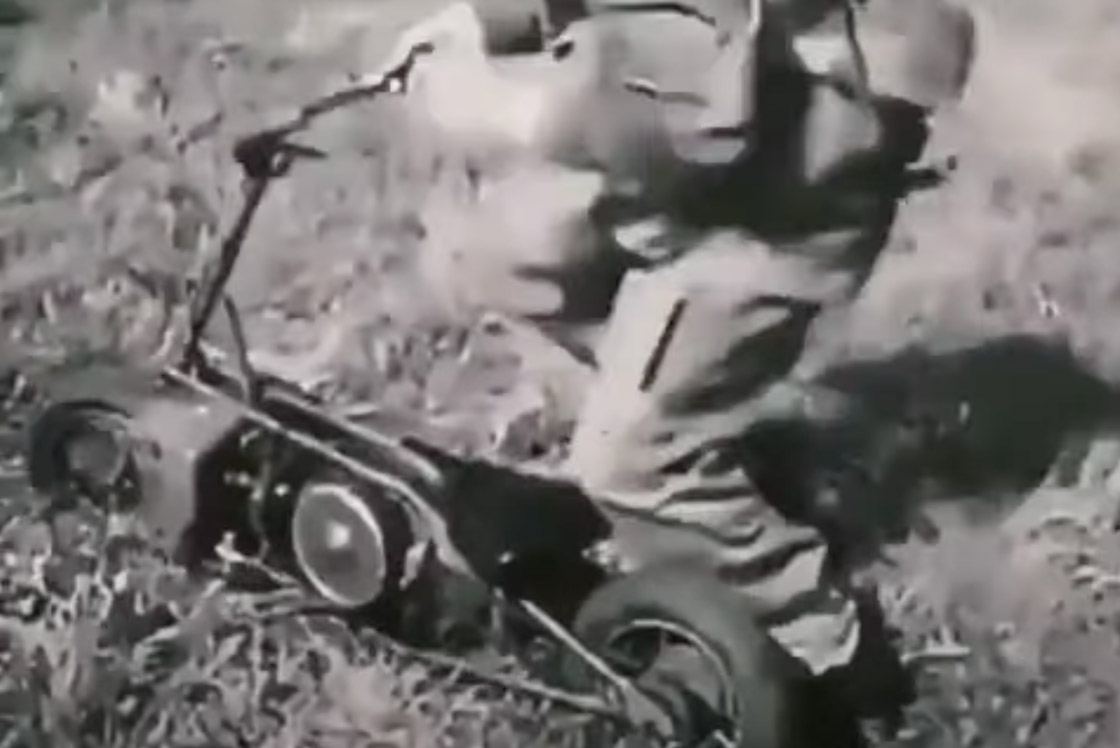 II. Dünya Savaşında hava yardımı ile gönderilen bir ingiliz motosikleti