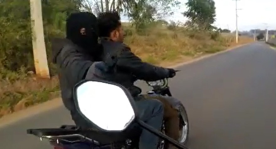 Gaspçılar Tarafından Yolda Motosikleti Çalınan Kadın