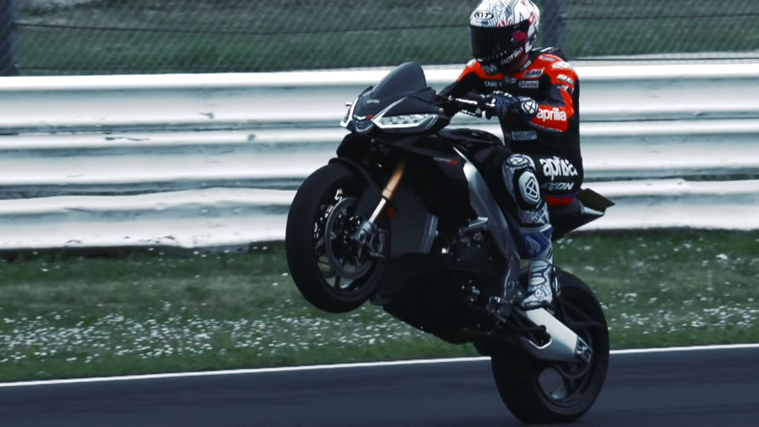 Aprilia Tuono V4 Factory | Action video