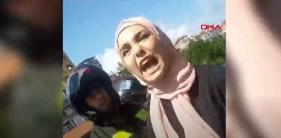 Kazaya neden yabancı uyruklu kadın, motosiklet sürücüsüne böyle saldırdı