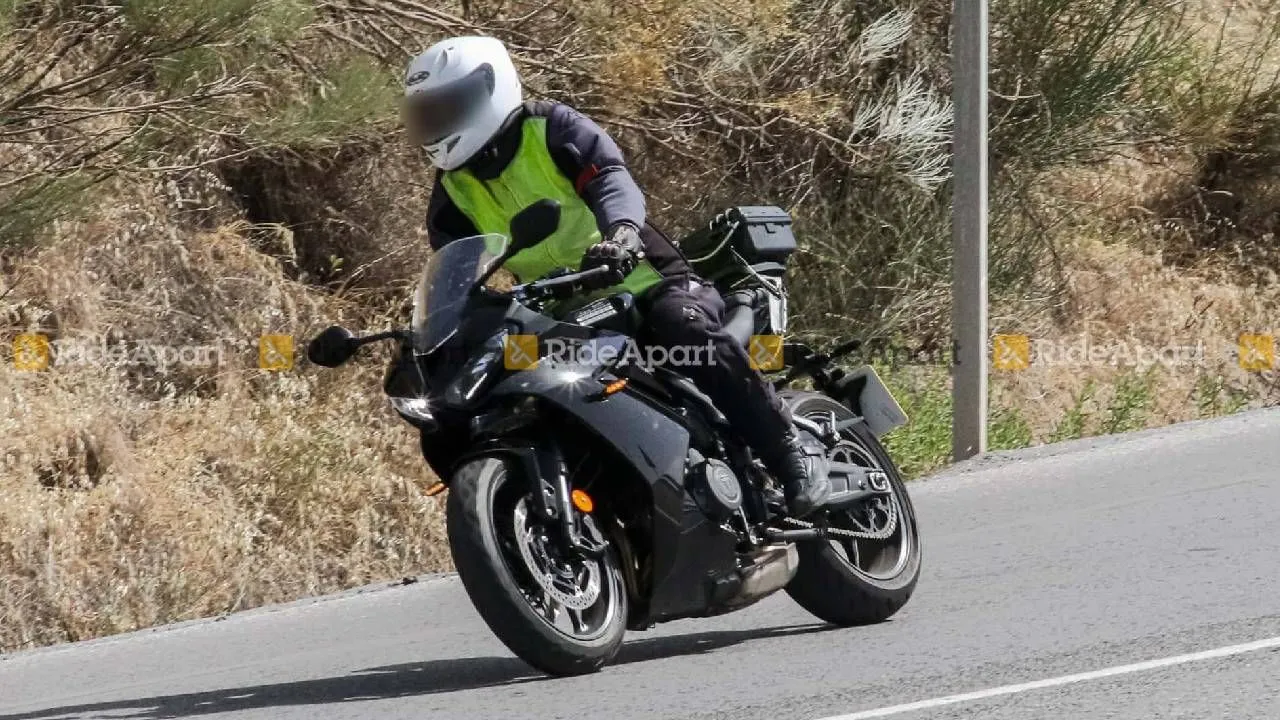 Triumph Daytona 660 Saklandığı Yerden Çıktı