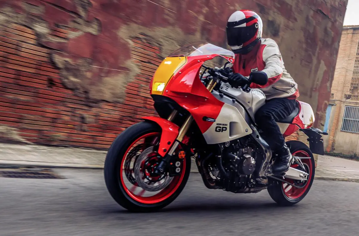 2024 Yamaha XSR900GP'nin Klasik Tarzına Aldanmayın