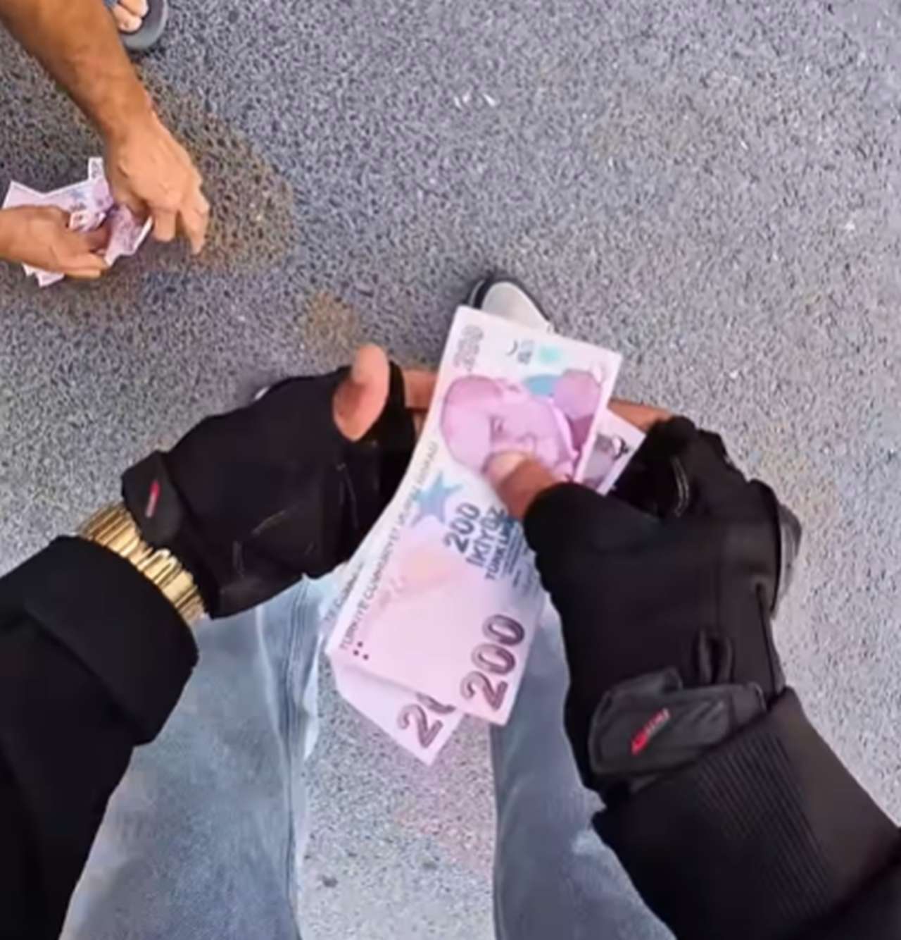 Yolda Bulduğu Parayla Kedilere Mama Alacağını Söyledi