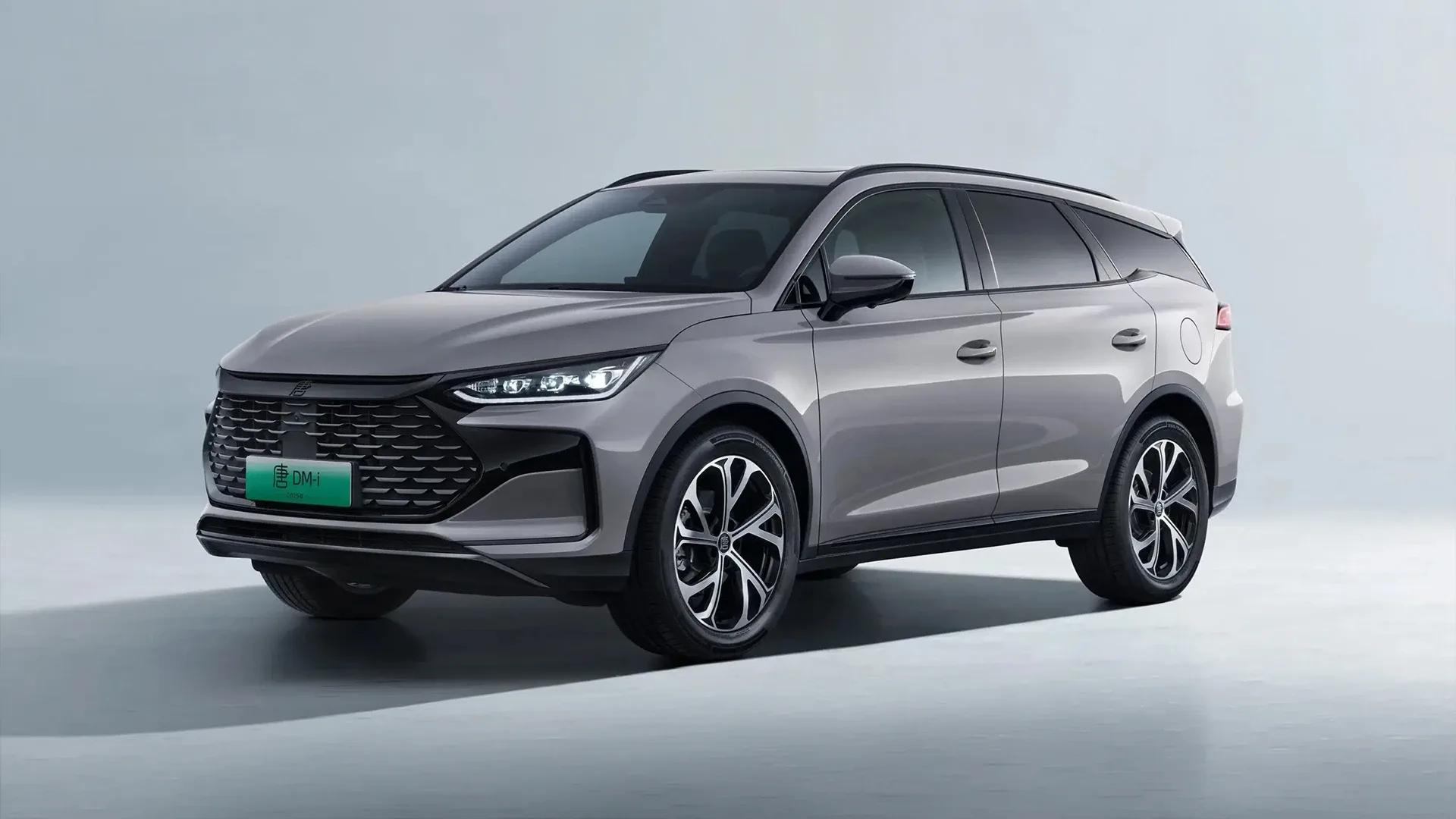 Yeni BYD Tang Ortaya Çıktı: 850 Km Menzil, 35,4 İnç Ekran ve 5 Dakikada Hızlı Şarj!