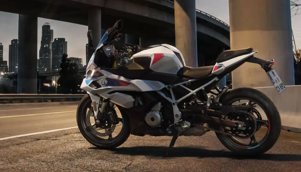 BMW'nin Yeni Supersport Motosikleti Geliyor! F 450 RR İçin 15 Ekim Tarihi Verildi