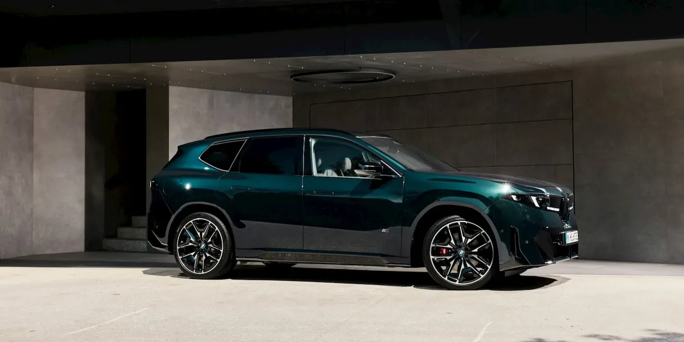 BMW iX3 M60 xDrive Tanıtıldı: 612 HP, 754 Km Menzil ve 400 kW Hızlı Şarj!