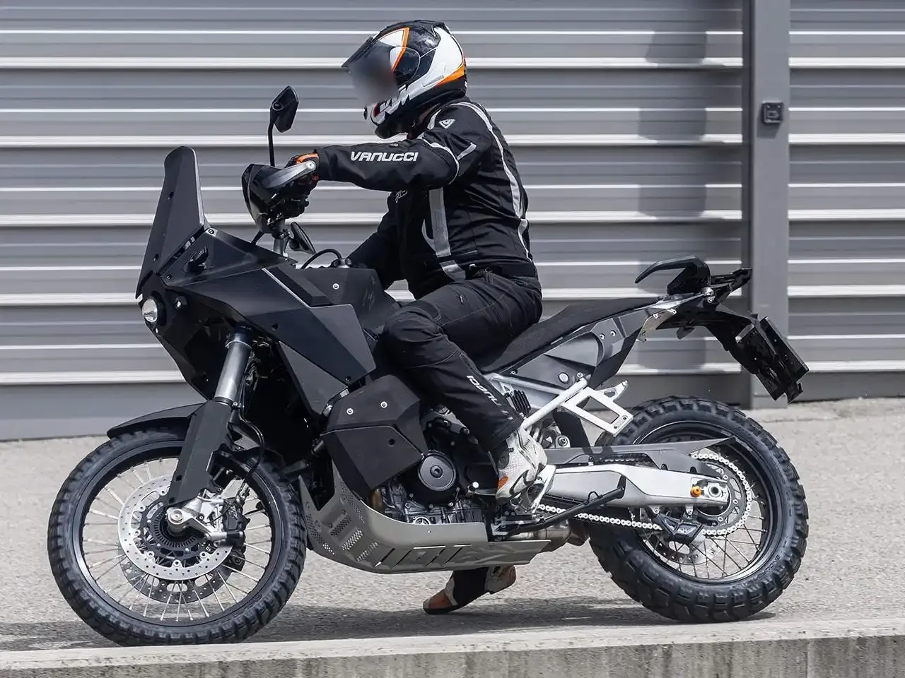 Yeni KTM 990 Adventure Ortaya Çıktı: 890’ın Yerini Alacak, R Versiyonu da Geliyor Olabilir