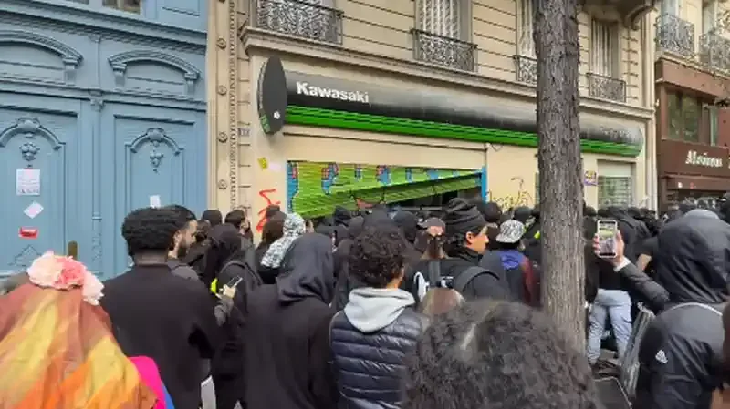 Paris - Kawasaki Mağazasını da Patlattılar