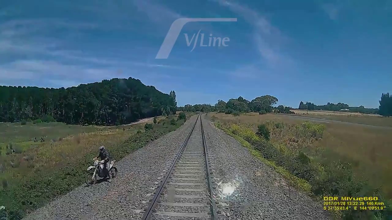 Tren motosiklete çarptı