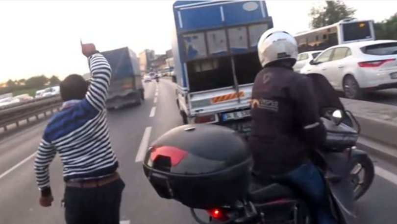 E-5 Karayolu’nda motosikletliden yumruk yiyen sürücünün çıldırdığı anlar