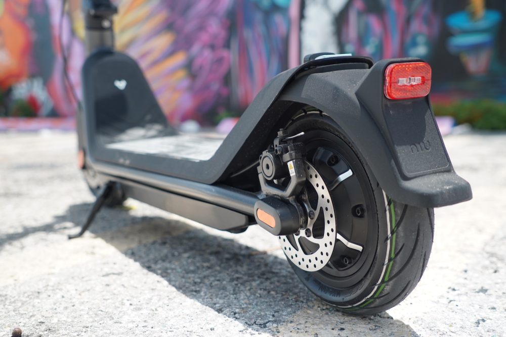 NIU_KQi3_electric_scooter_review_16