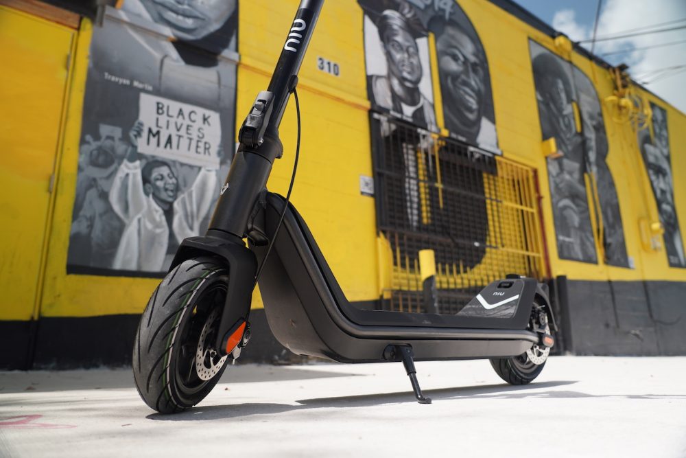 NIU_KQi3_electric_scooter_review_8