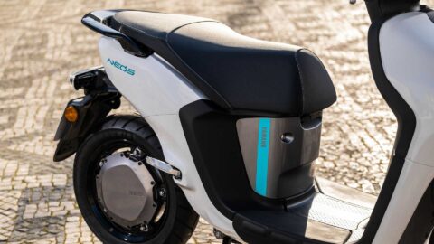 2022-yamaha-neo-s---white---right-angle-view-parked