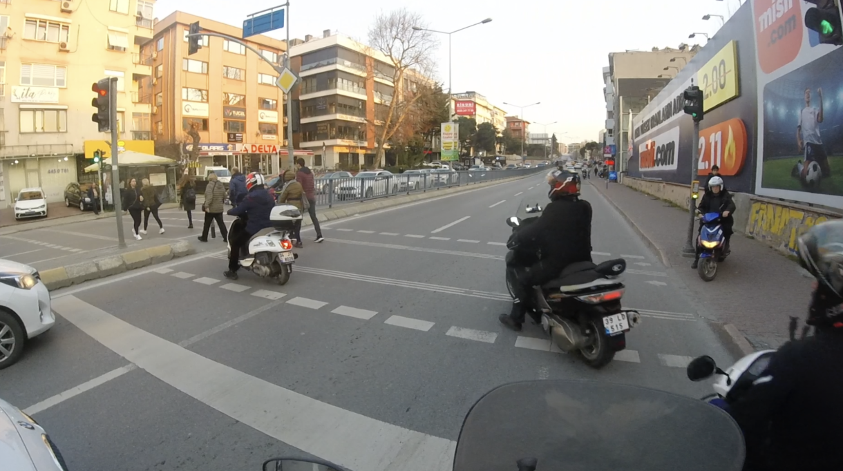 Bazı motorcular yaya kaldırımını kullanarak karşı yola geçerler