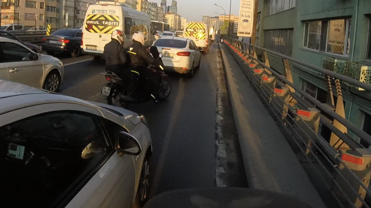 Emniyet şeridinden giderken aniden yolunuza çıkabilecek diğer motosiklet sürücülerini tahmin etmeniz gerekiyor